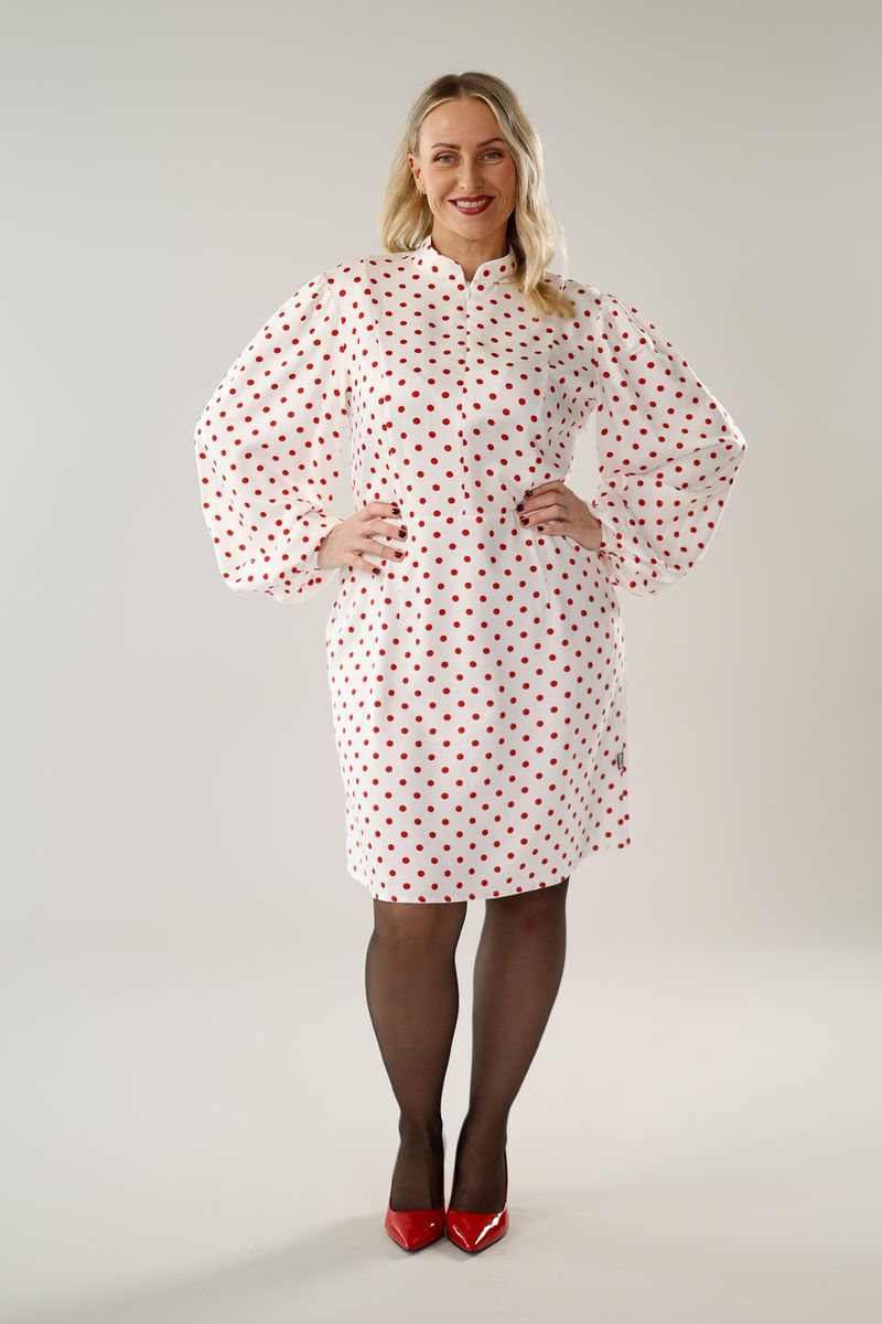 Trazy hvit og rød polkadot kjole