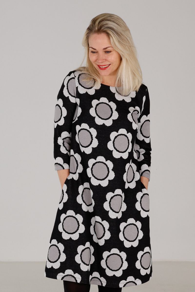 Maiken grå blomstret kjole